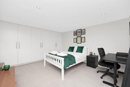 Luxury 3 bedroom house in Limehouse close to city! Sleeps 6-8! - image 12
