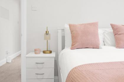 Luxury 3 bedroom house in Limehouse close to city! Sleeps 6-8! - image 14