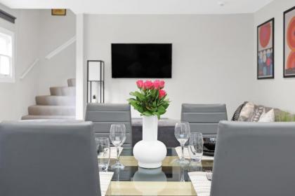 Luxury 3 bedroom house in Limehouse close to city! Sleeps 6-8! - image 15