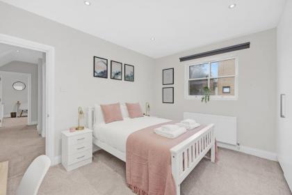 Luxury 3 bedroom house in Limehouse close to city! Sleeps 6-8! - image 16