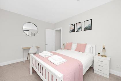 Luxury 3 bedroom house in Limehouse close to city! Sleeps 6-8! - image 18