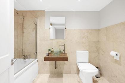 Luxury 3 bedroom house in Limehouse close to city! Sleeps 6-8! - image 19