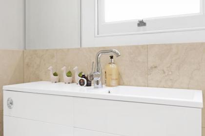 Luxury 3 bedroom house in Limehouse close to city! Sleeps 6-8! - image 2