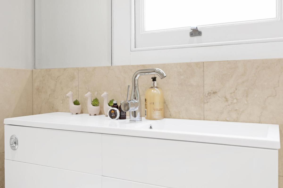 Luxury 3 bedroom house in Limehouse close to city! Sleeps 6-8! - image 2
