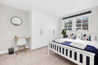 Luxury 3 bedroom house in Limehouse close to city! Sleeps 6-8! - image 20