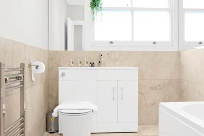 Luxury 3 bedroom house in Limehouse close to city! Sleeps 6-8! - image 3