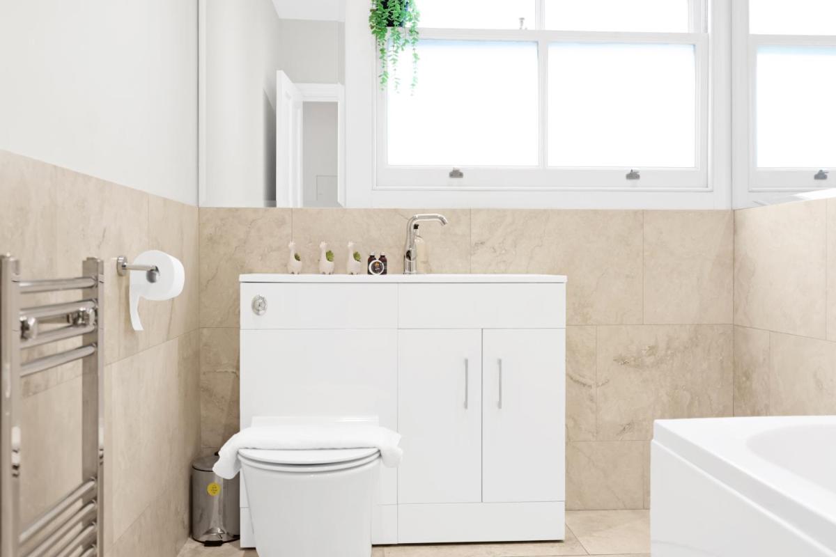 Luxury 3 bedroom house in Limehouse close to city! Sleeps 6-8! - image 3