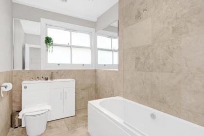 Luxury 3 bedroom house in Limehouse close to city! Sleeps 6-8! - image 5