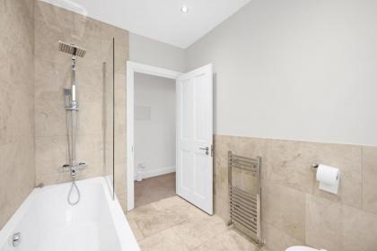 Luxury 3 bedroom house in Limehouse close to city! Sleeps 6-8! - image 6