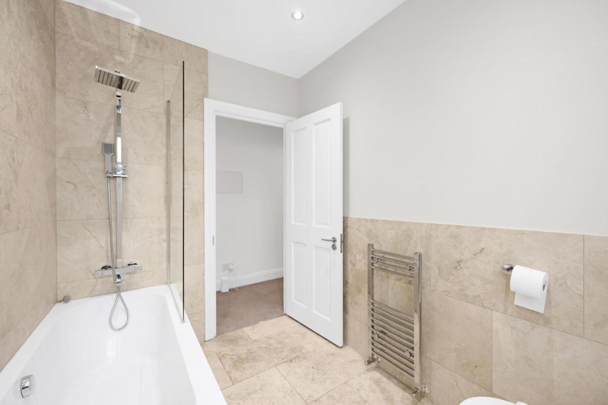 Luxury 3 bedroom house in Limehouse close to city! Sleeps 6-8! - image 6
