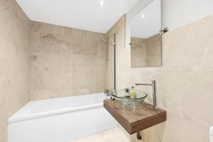 Luxury 3 bedroom house in Limehouse close to city! Sleeps 6-8! - image 7