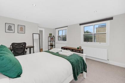 Luxury 3 bedroom house in Limehouse close to city! Sleeps 6-8! - image 9