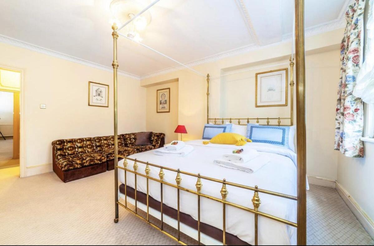 Remarkable 3-Bed Apartment in London - main image