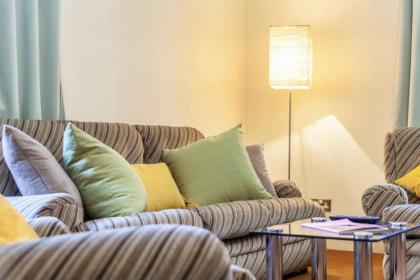 Remarkable 3-Bed Apartment in London - image 10