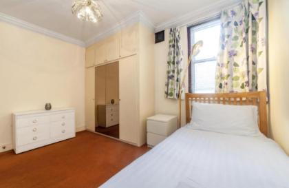 Remarkable 3-Bed Apartment in London - image 12