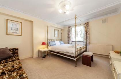 Remarkable 3-Bed Apartment in London - image 13