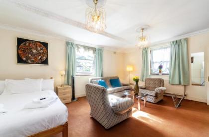 Remarkable 3-Bed Apartment in London - image 14