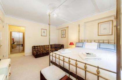Remarkable 3-Bed Apartment in London - image 2