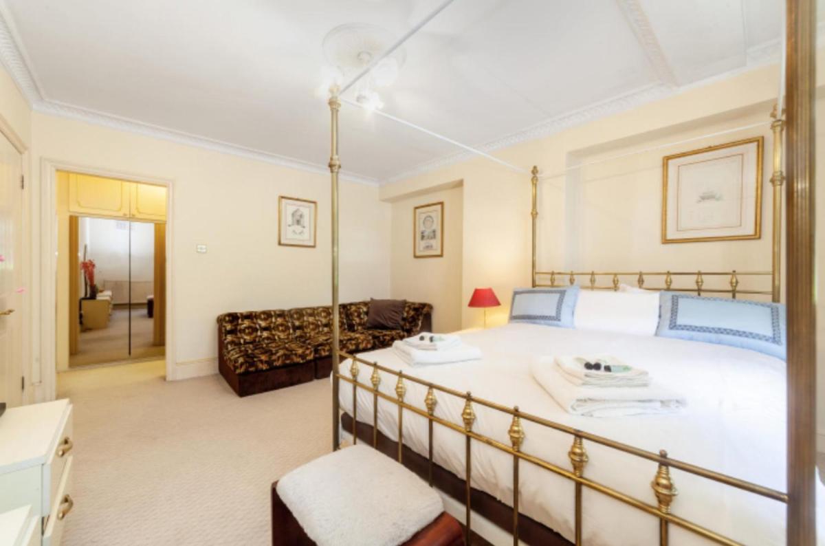 Remarkable 3-Bed Apartment in London - image 2