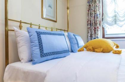 Remarkable 3-Bed Apartment in London - image 4