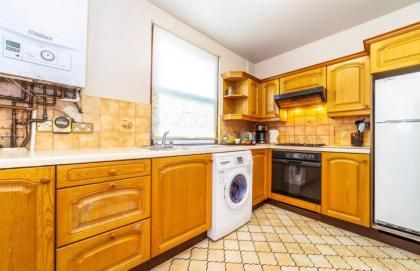 Remarkable 3-Bed Apartment in London - image 6