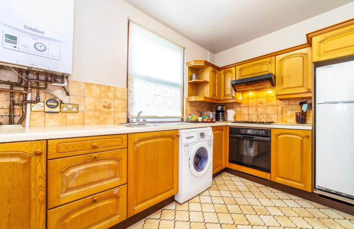 Remarkable 3-Bed Apartment in London - image 6