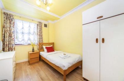 Remarkable 3-Bed Apartment in London - image 8