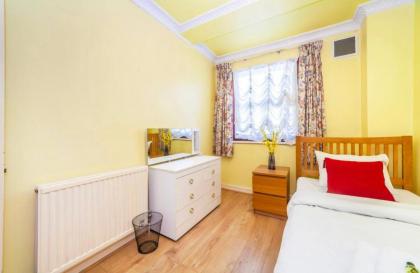 Remarkable 3-Bed Apartment in London - image 9