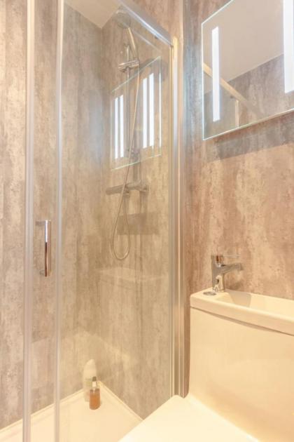 Inviting 4BD with Private Patio - Bethnal Green - image 15
