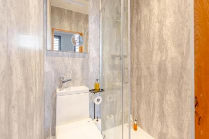 Inviting 4BD with Private Patio - Bethnal Green - image 18