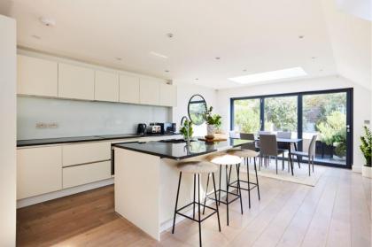 The Fulham Place - Classy 5BDR House with Garden - image 15
