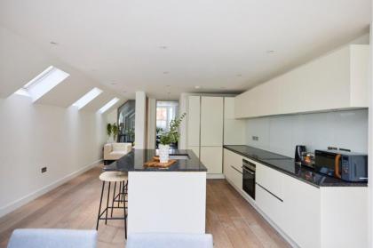 The Fulham Place - Classy 5BDR House with Garden - image 6