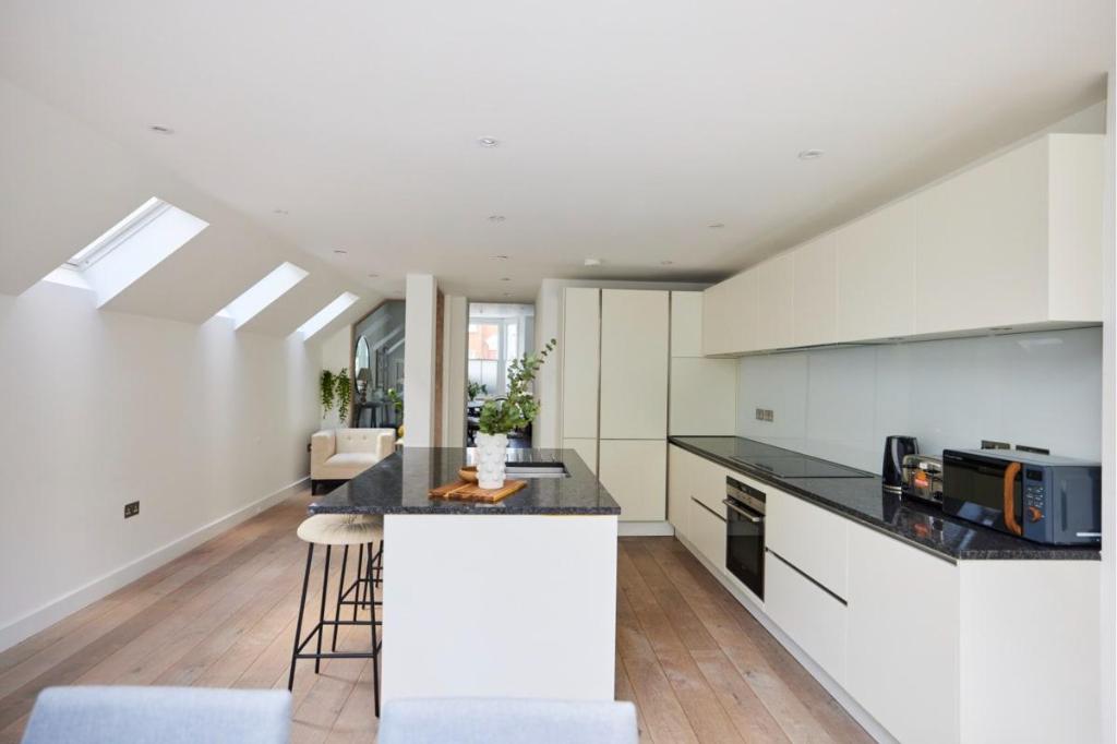 The Fulham Place - Classy 5BDR House with Garden - image 6