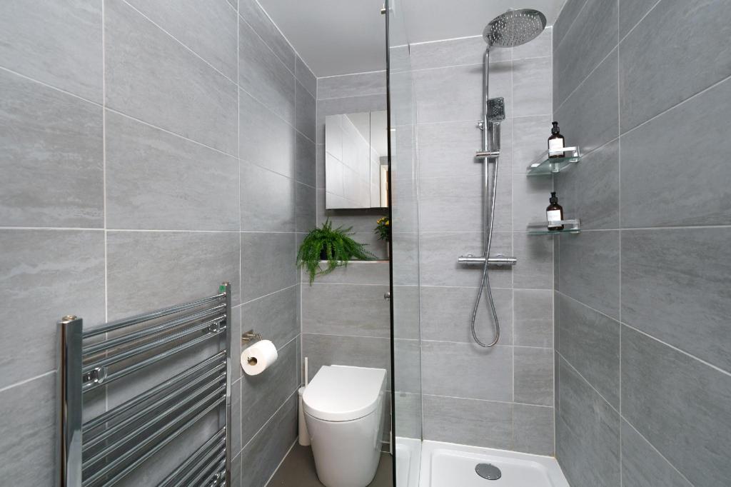 New! Best Location! 1 bedr/ 3beds/Covent Garden - image 4