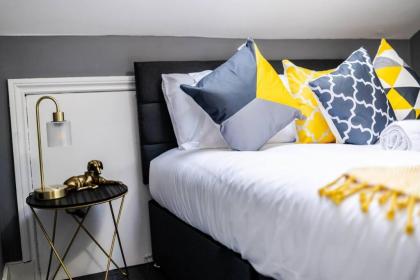 Stylish top self-contained studio