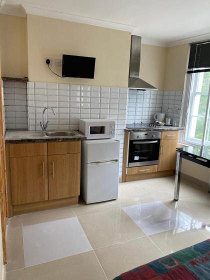 Studio to let in Covent Garden with kitchen - image 10