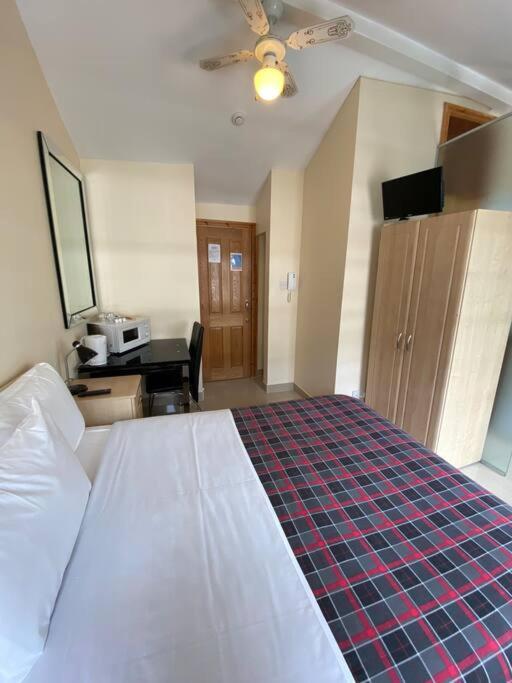 Studio to let in Covent Garden with kitchen - image 2