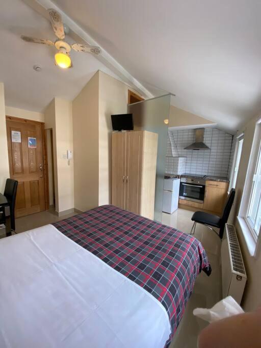 Studio to let in Covent Garden with kitchen - image 4