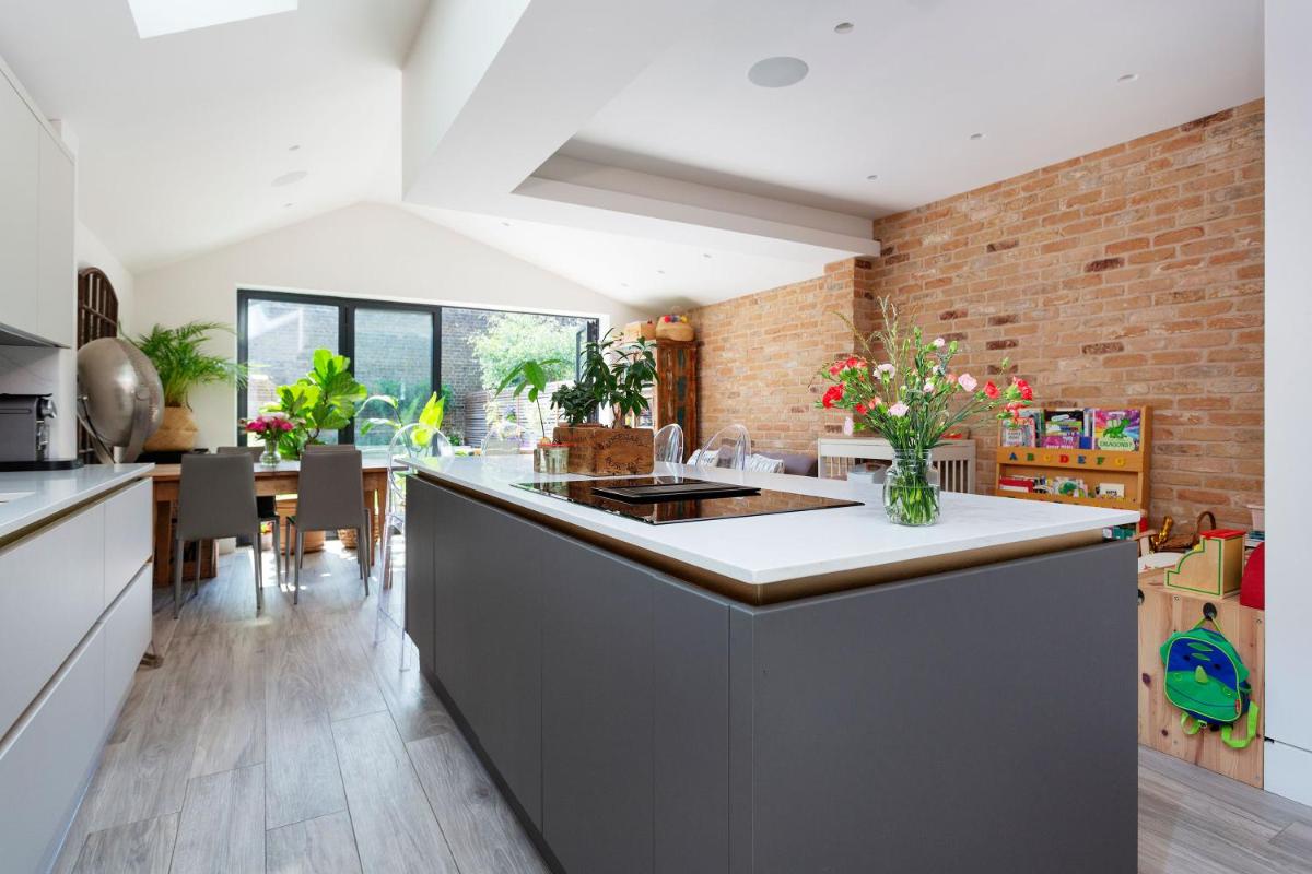 Veeve - Exalted Living - image 3