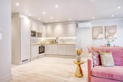 Marble Arch Suite 3-Hosted by Sweetstay - image 25