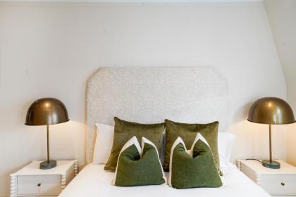 Spacious and Modern 4 beds home in Kensington - image 12
