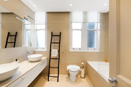 Spacious and Modern 4 beds home in Kensington - image 17