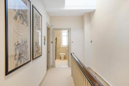 Spacious and Modern 4 beds home in Kensington - image 18