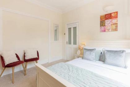 Charming 3BD Flat - 5 Minutes to Victoria Park - image 11
