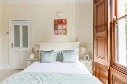 Charming 3BD Flat - 5 Minutes to Victoria Park - image 12