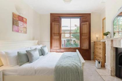 Charming 3BD Flat - 5 Minutes to Victoria Park - image 13