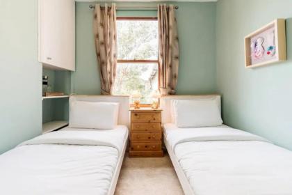 Charming 3BD Flat - 5 Minutes to Victoria Park - image 14