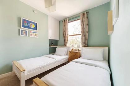 Charming 3BD Flat - 5 Minutes to Victoria Park - image 15