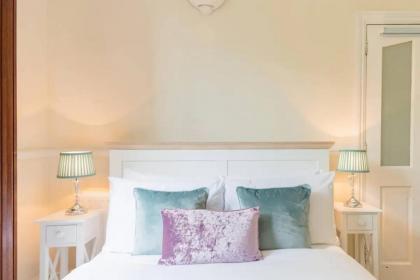 Charming 3BD Flat - 5 Minutes to Victoria Park - image 16