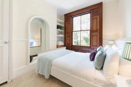 Charming 3BD Flat - 5 Minutes to Victoria Park - image 17